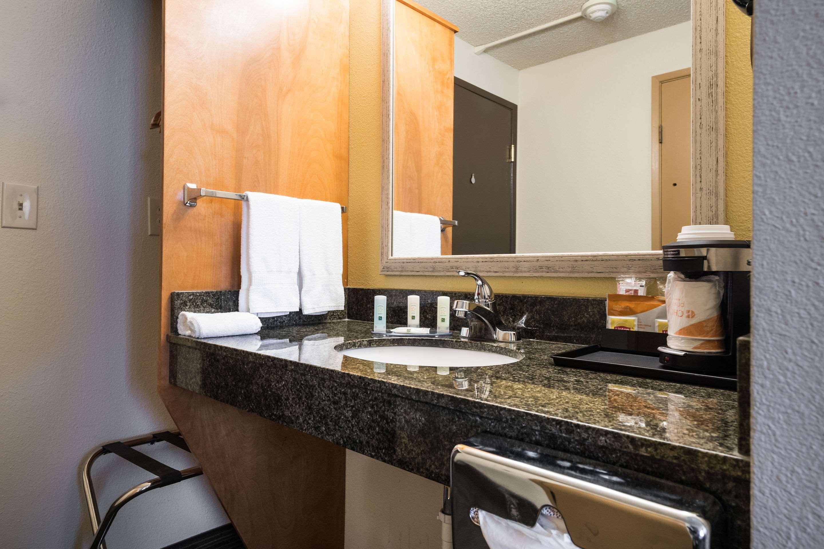 Quality Inn & Suites Silverdale Bangor-Keyport Экстерьер фото