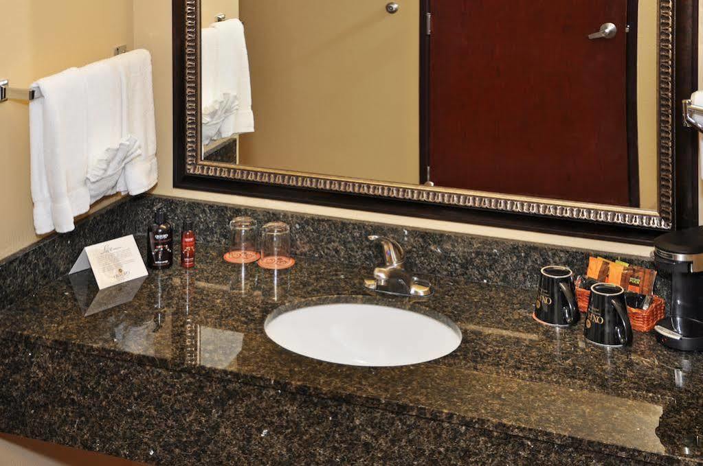 Quality Inn & Suites Silverdale Bangor-Keyport Экстерьер фото